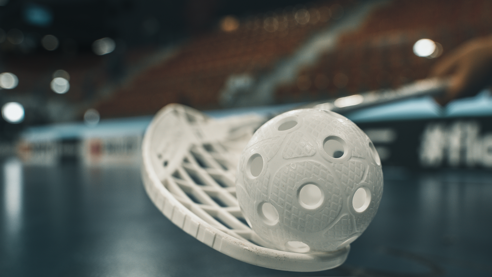 Innebandyspelare i aktion under en match